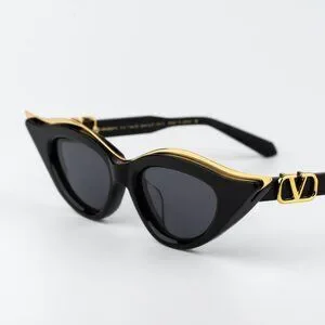 サングラス VALENTINO Woman Sunglasses Black VUNOVLS107A BLK-GLD VALENTINO: Sunglasses woman - Black | Valentino sunglasses
